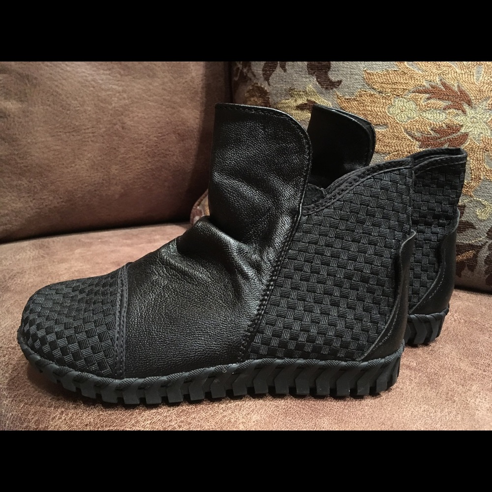 Bernie Mev black flat bootie new never worn sz 37